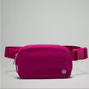 🆕 NWT Lululemon Everywhere Belt Bag 1L Wild Berry